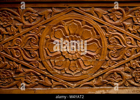 Splendidamente scolpito colonne di legno e modelli in legno in palazzi himalayano Foto Stock