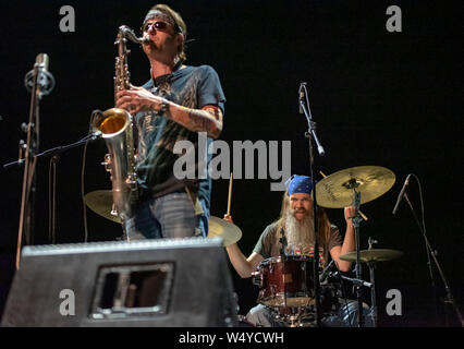 Zurriola Beach, San Sebastian, Spagna. Xxv Luglio, 2019. Moppa Elliott (bass) e Dan Monaghan(i tamburi),effettuando in corrispondenza di Victoria Eugenia Theatre . Luogo 24-28 luglio a Donostia-San Sebastian la 54 edizione di Heineken Jazzaldia 2019 (Country-Spain basco). Il Festival è una delle più antiche in Europa e il più antico in Spagna. Credito: ALVARO VELAZQUEZ worldwidefeatures/Alamy Live News Bryan Murray (sax), Nick Millevoi (chitarra), Ron Stabinsky (pianoforte), Dan Monaghan (tamburi) effettuando in corrispondenza di Victoria Eugenia Theatre . Credito: Gary Roberts/Alamy Live News Foto Stock