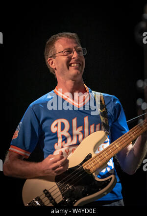 Zurriola Beach, San Sebastian, Spagna. Xxv Luglio, 2019. Moppa Elliott effettuando in corrispondenza di Victoria Eugenia Theatre . Luogo 24-28 luglio a Donostia-San Sebastian la 54 edizione di Heineken Jazzaldia 2019 (Country-Spain basco). Il Festival è una delle più antiche in Europa e il più antico in Spagna. Credito: Gary Roberts/Alamy Live News Foto Stock