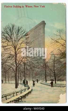 Incisi cartolina del Flatiron Building in inverno, 175 Fifth Avenue, New York, New York, 1911. Dalla Biblioteca Pubblica di New York. () Foto Stock