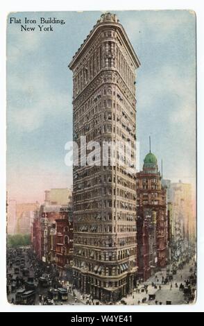 Incisi cartolina del Flatiron Building a 175 Fifth Avenue a New York City e New York, pubblicato da Successo cartolina postale Co, 1912. Dalla Biblioteca Pubblica di New York. () Foto Stock