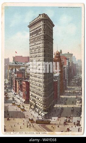 Incisi cartolina del Flatiron Building a 175 Fifth Avenue a New York City e New York, pubblicato da Detroit Publishing Co, 1913. Dalla Biblioteca Pubblica di New York. () Foto Stock