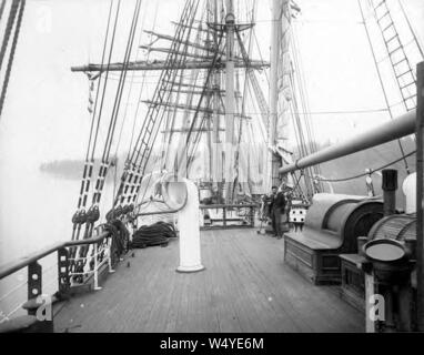 Membro dell'equipaggio di British quattro-masted corteccia IVERNA sul ponte, Washington, ca 1900 (HESTER 786). Foto Stock