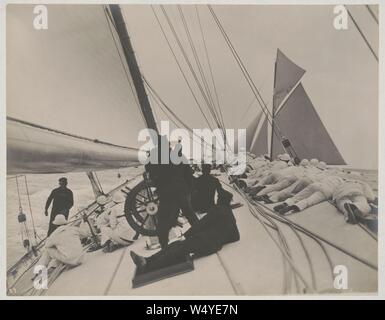 Equipaggio giacente sul lato alto a bilanciare lo yacht Reliance, vincitore del 1903 Coppa America Foto Stock