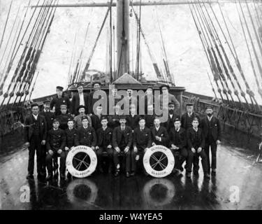 Equipaggio di British quattro-masted corteccia OLIVEBANK sul ponte, Washington, ca 1900 (HESTER 805). Foto Stock