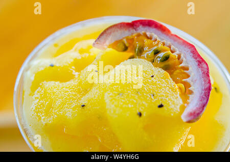 Frutti della passione smoothie con passione a fette di frutta in vetro. Foto Stock