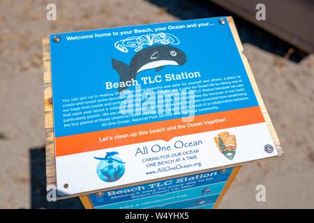 Close-up di una spiaggia stazione TLC, fornendo le istruzioni per i visitatori a raccogliere e smaltire l'inquinamento di plastica e altri rifiuti in una giornata di sole in Stinson Beach, California, 14 luglio 2019. () Foto Stock