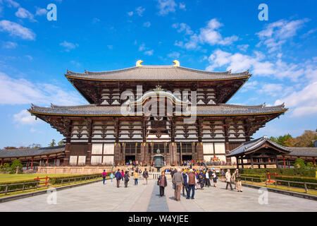 Nara, Giappone - 29 Ottobre 2018: : Grande Buddha Hall o Daibutsu den del tempio Todaiji ospita la più grande in bronzo Buddha seduto ed è anche l'ampia Foto Stock