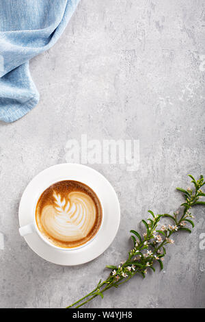 Latte macchiato di caffè o cappuccino con latte art sulla parte superiore Foto Stock