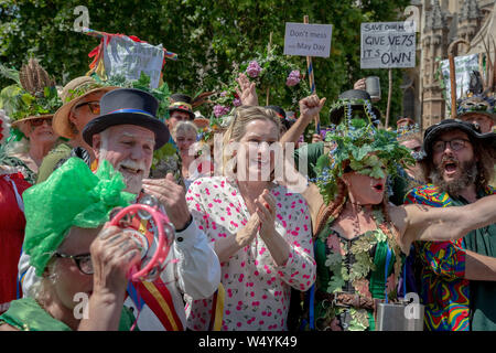 Ambra Rudd MP per Hastings si unisce e mostra il supporto per la Morris protestare fuori del parlamento di Westminster, Londra, Regno Unito Foto Stock