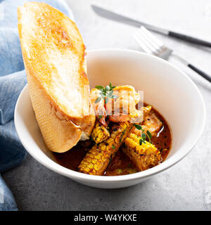 Il mais e la Zuppa di gamberetti con un pane appena sfornato baguette Foto Stock