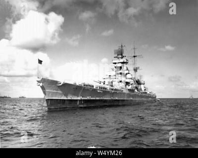 Cruiser Prinz Eugen ancorato in Bikini Lagoon il 14 giugno 1946. Foto Stock