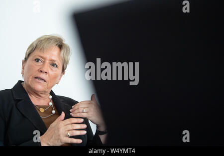 Stuttgart, Germania. Xxv Luglio, 2019. Susanne Eisenmann (CDU), il ministro per la cultura, la gioventù e lo sport del Baden-Württemberg, parla con i giornalisti della stampa tedesca agenzia (dpa). Credito: Marijan Murat/dpa/Alamy Live News Foto Stock