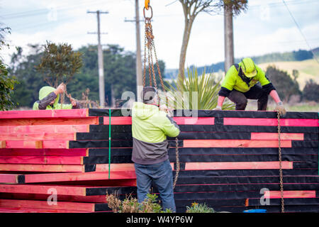 Sheffield. Canterbury, Nuova Zelanda, 25 Luglio 2019: costruttori scaricare capriate che sono stati consegnati da un carrello Hiab ad un sito di costruzione Foto Stock