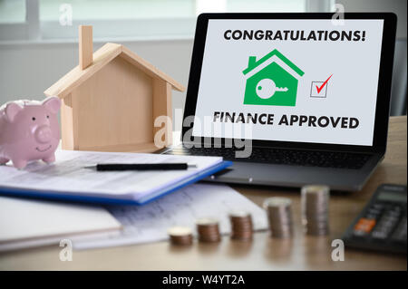 Mutuo riconoscimento su telefono cellulare in una casa del modulo del contratto approvato con casa di proprietà Foto Stock