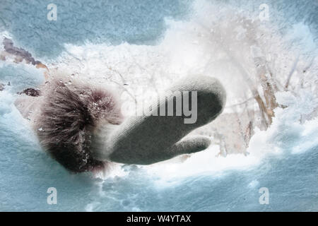 Mano nel guanto di pulizia della finestra auto da neve, vista interna Foto Stock