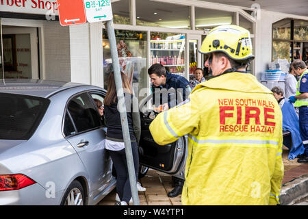 Auto si blocca sul marciapiede e in negozio, vigili del fuoco officer di presenze,Avalon Beach,Sydney , Australia Foto Stock