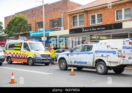 Nuovo Galles del Sud auto della polizia e ambulanza assistere ad un incidente automobilistico in Avalon Beach,Sydney , Australia Foto Stock