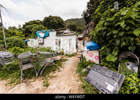 Case abbandonate nel villaggio vicino Discovery Bay sull'Isola di Lantau, Hong Kong Foto Stock