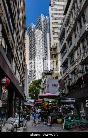 I negozi di antiquariato e il mercato delle pulci in alto Lascar Row, Sheung Wan, Hong Kong Foto Stock