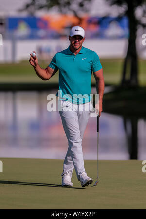 Memphis, TN, Stati Uniti d'America. Xxv Luglio, 2019. Brooks Koepka celebra un birdie sul diciottesimo foro durante il primo turno del WGC-FedEx il St Jude Invitational golf tournament a TPC Southwind a Memphis, TN. Siegel grigio/Cal Sport Media/Alamy Live News Foto Stock