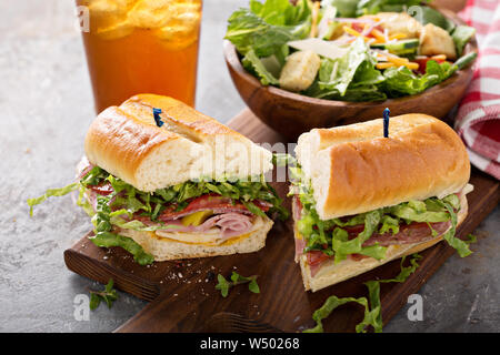 Carne italiana sandwich con insalata e patatine fritte per il pranzo Foto Stock