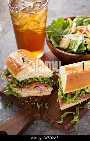 Carne italiana sandwich con insalata e patatine fritte per il pranzo Foto Stock