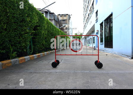 Vista dettagliata del segno di arresto permanente sulla strada, il concetto di sicurezza Foto Stock