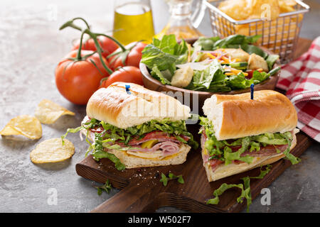 Carne italiana sandwich con insalata e patatine fritte per il pranzo Foto Stock