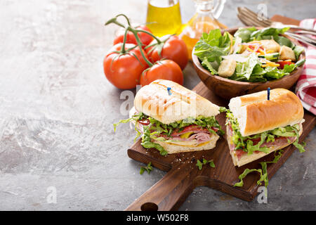 Carne italiana sandwich con insalata e patatine fritte per il pranzo Foto Stock
