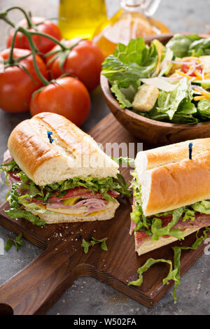 Carne italiana sandwich con insalata e patatine fritte per il pranzo Foto Stock