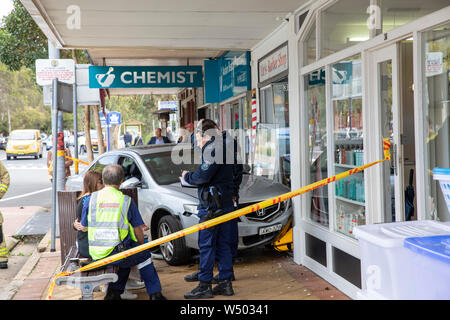 Autovettura viene accidentalmente azionata fuori strada e sul marciapiede dove si blocca in vetrine, Avalon Beach,Sydney , Australia Foto Stock