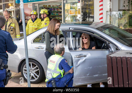 Sydney paramedico controlli su una lady driver che ha guidato la sua auto sul marciapiede e nella vetrina di un negozio, Avalon Beach,Sydney , Australia Foto Stock