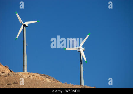 Turbine eoliche ad asse orizzontale e luna vicino Tehachapi Pass, California, Stati Uniti d'America Foto Stock