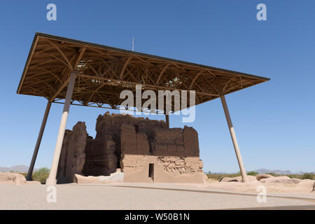 Struttura di antica costruzione sotto un tetto di protezione a Casa Grande Ruins National Monument, Coolidge, AZ Foto Stock