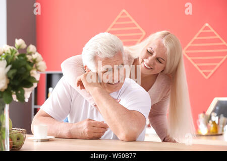 Donna matura calmante sconvolgere il suo marito a casa Foto Stock
