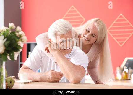Donna matura calmante sconvolgere il suo marito a casa Foto Stock