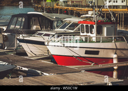 Piccole barche da pesca ormeggiate nella cittadina norvegese a giornata di sole. Levanger, Norvegia. Vintage foto dai toni Foto Stock