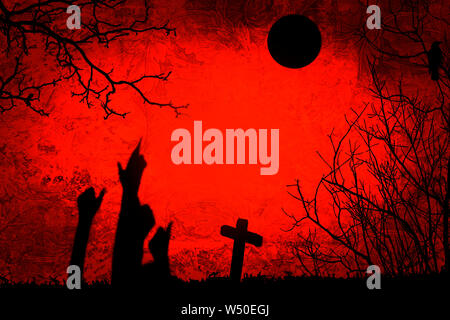 Festa di halloween illustrazione creativa con silhouette nera di zombie mani sul cimitero scuro su sfondo arancione. Spazio di copia Foto Stock