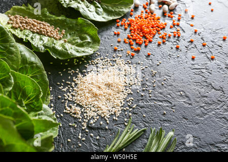 Diverse erbe, legumi e spezie su sfondo scuro Foto Stock
