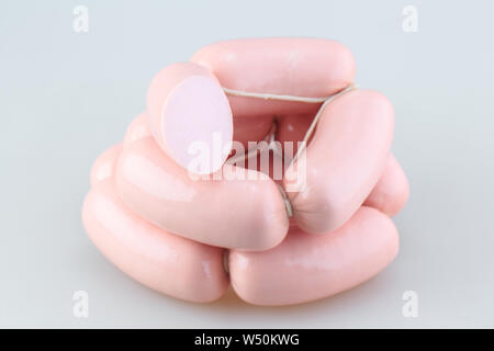 Salsicce fresche isolato su uno sfondo bianco. Foto Stock