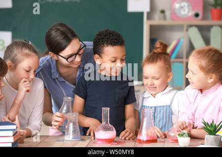 Insegnante di chimica di conduzione lezione in aula Foto Stock
