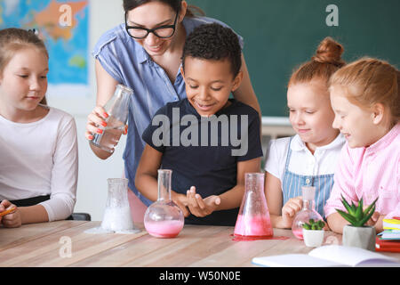 Insegnante di chimica di conduzione lezione in aula Foto Stock