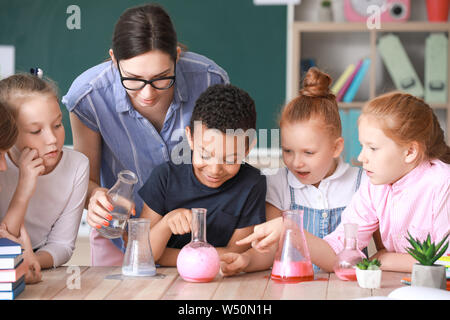 Insegnante di chimica di conduzione lezione in aula Foto Stock