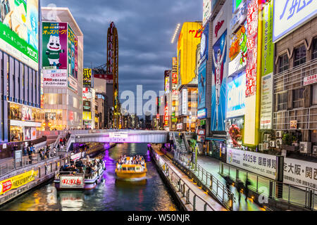 Osaka, Giappone, 13 Novembre 2018: vista notturna di Dotonbori shopping street con il fiume e imbarcazioni da diporto è famosa destinazione per il viaggio e il negozio Foto Stock