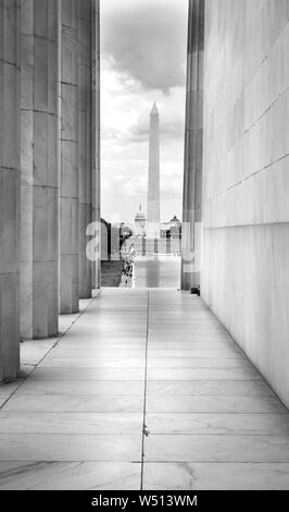 Cupola del Campidoglio il monumento a Washington dal Lincoln Memorial Washington DC. In bianco e nero Foto Stock