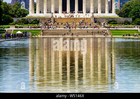 Riflettendo la riflessione del pool di Abraham Lincoln Memorial statua colonne Monumento di Washington DC. Dedicato 1922, statua di Daniel francese Foto Stock