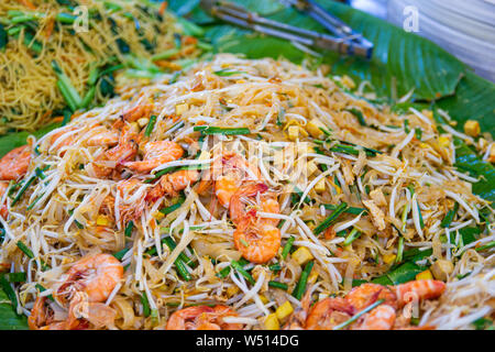 Primo piano cottura di Pad Thai noodles, Thai street food nel mercato popolare cibo tailandese Bangkok in Thailandia Foto Stock