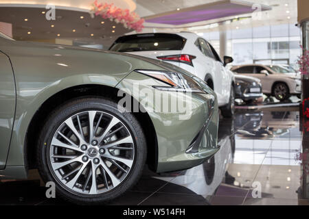 Russia, Izhevsk - Luglio 21, 2019: nuova auto moderne in Lexus showroom. Famoso marchio mondiale. Veicoli di prestigio. Foto Stock