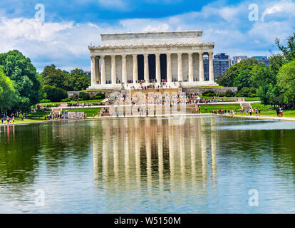 Riflettendo la riflessione del pool di Abraham Lincoln Memorial statua colonne Monumento di Washington DC. Dedicato 1922, statua di Daniel francese Foto Stock